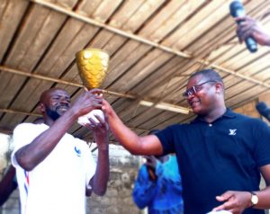 Le trophée du tournoi de football 1er mai à l'équipe de l'administration-magasin de Sototoles