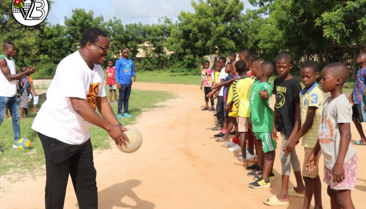 Noel tadégnon, président de la fédération togolaise de volley-ball rencontre les jeunes pratiquants d'Aného